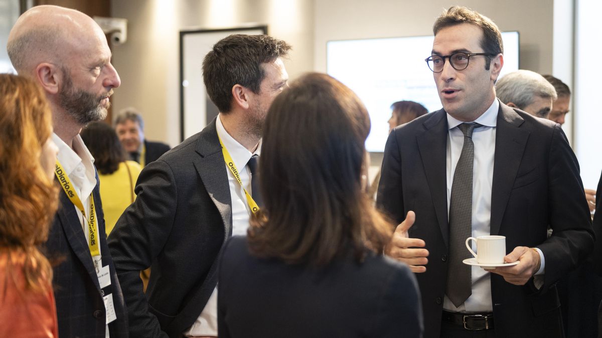 Participantes del foro comparten ideas y experiencias en el desayuno inaugural con el ministro de Economía, Comercio y Empresa, Carlos Cuerpo