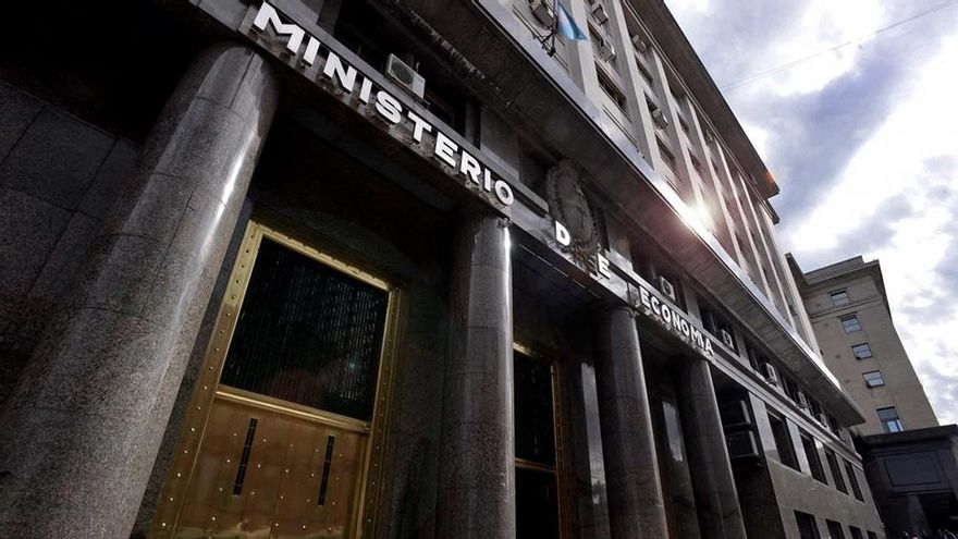 El Ministerio de Economía logró financiamiento extra para cumplir el acuerdo con el FMI, pero a mayores tasas