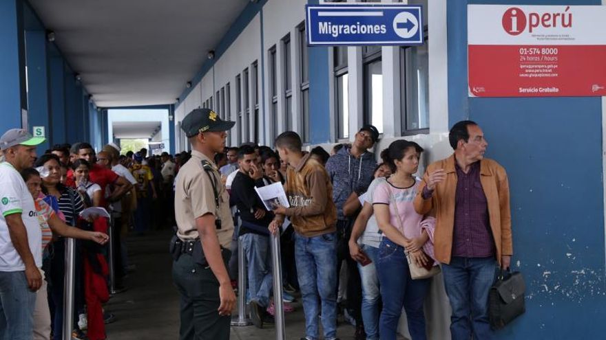 Venezolanos hacen filas en el Centro Binacional de Atención Fronteriza (Cebaf) en la ciudad fronteriza de Tumbes (Perú), para intentar ingresar al país por la frontera norte con Ecuador.