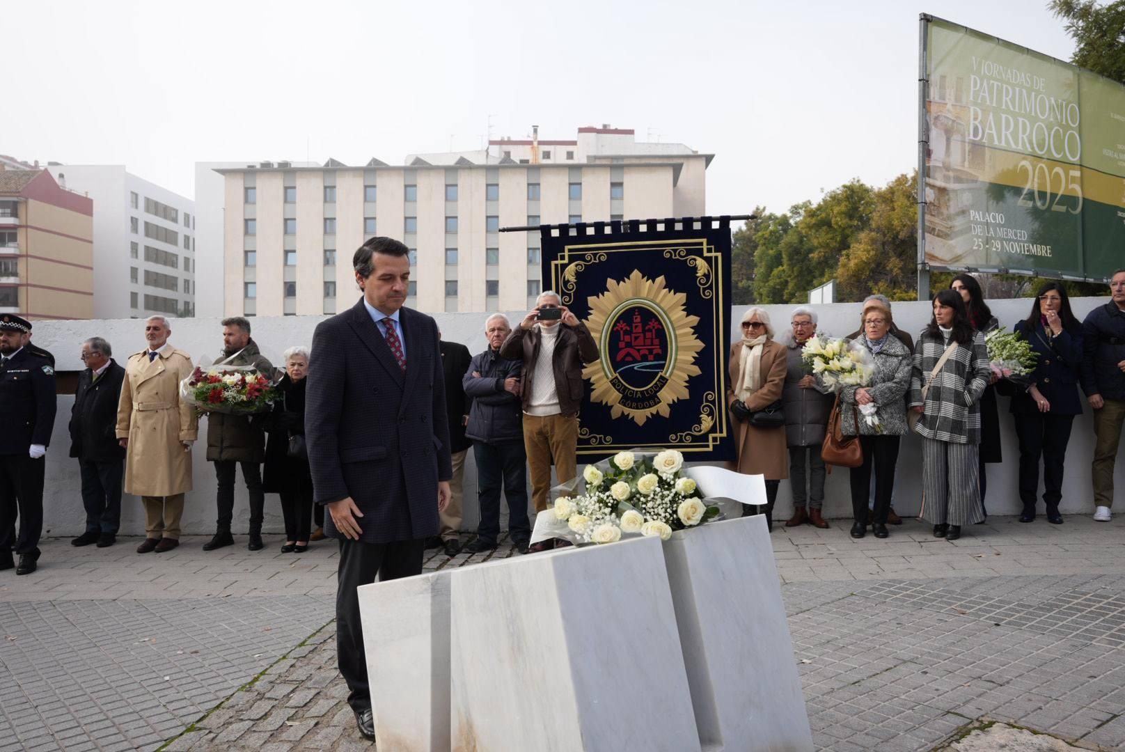 Ofrenda floral en memoria de las dos policías asesinadas en 1996