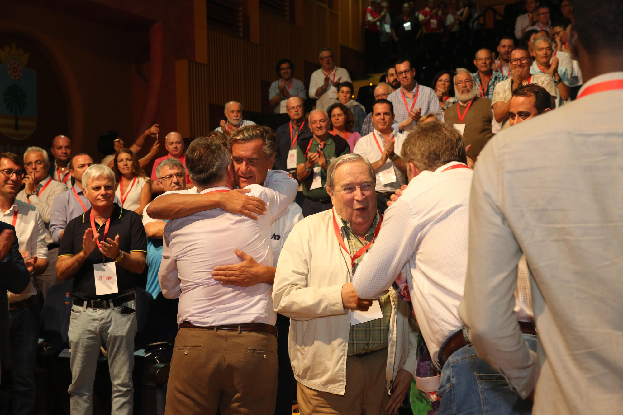 Ángel Víctor Torres abraza a Juan Fernando López Aguilar. (Alejandro Ramos).