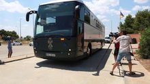 El vehículo que transportaba a Turull, Forn y Rull a su llegada a la cárcel de Zuera