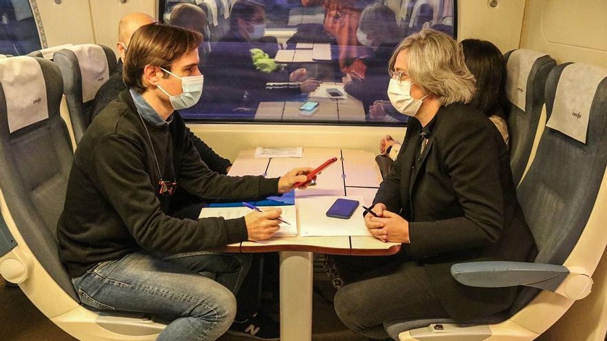 La consejera extremeña de Movilidad, Transporte y Vivienda, Leire Iglesias, atiende a elDiario.es Extremadura en un viaje en tren Cáceres-Madrid