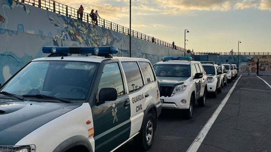 Unidades de la Guardia Civil, en el Puerto de Los Cristianos rumbo a La Palma por la erupción volcánica