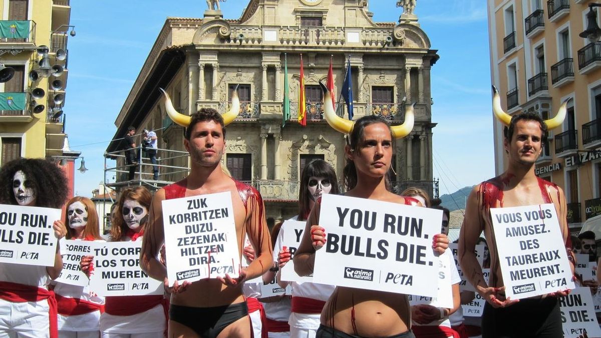 Más de cien activistas escenifican un 'encierro fúnebre' en Pamplona para rechazar "la crueldad" contra los toros