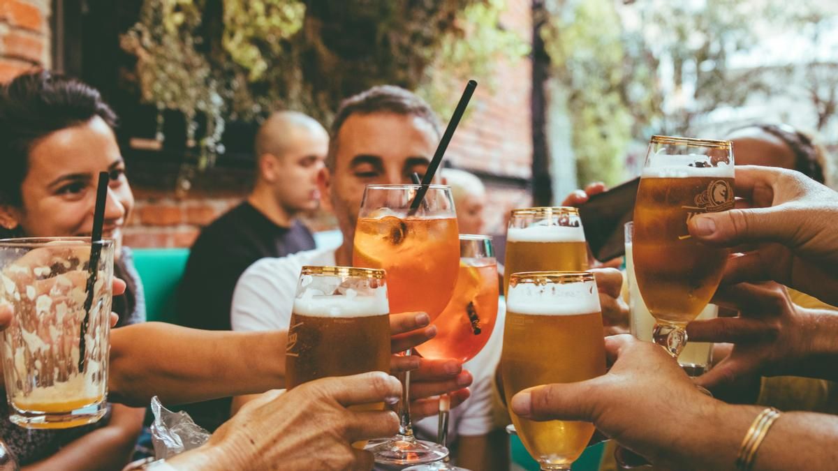 Por qué la tolerancia al alcohol cambia con la edad, según un investigador: “Incluso pequeñas cantidades pueden ser un riesgo”