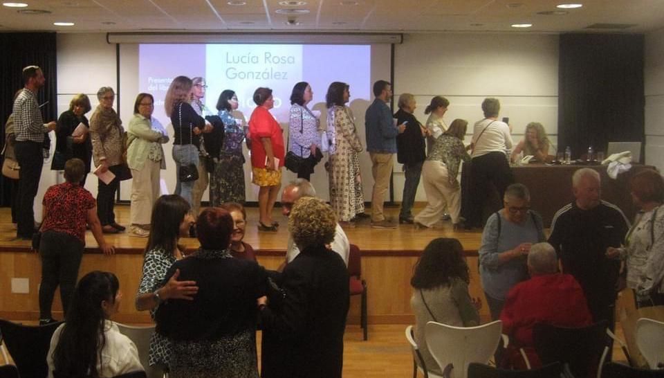 Los asistentes hicieron cola para la firma de ejemplares. 