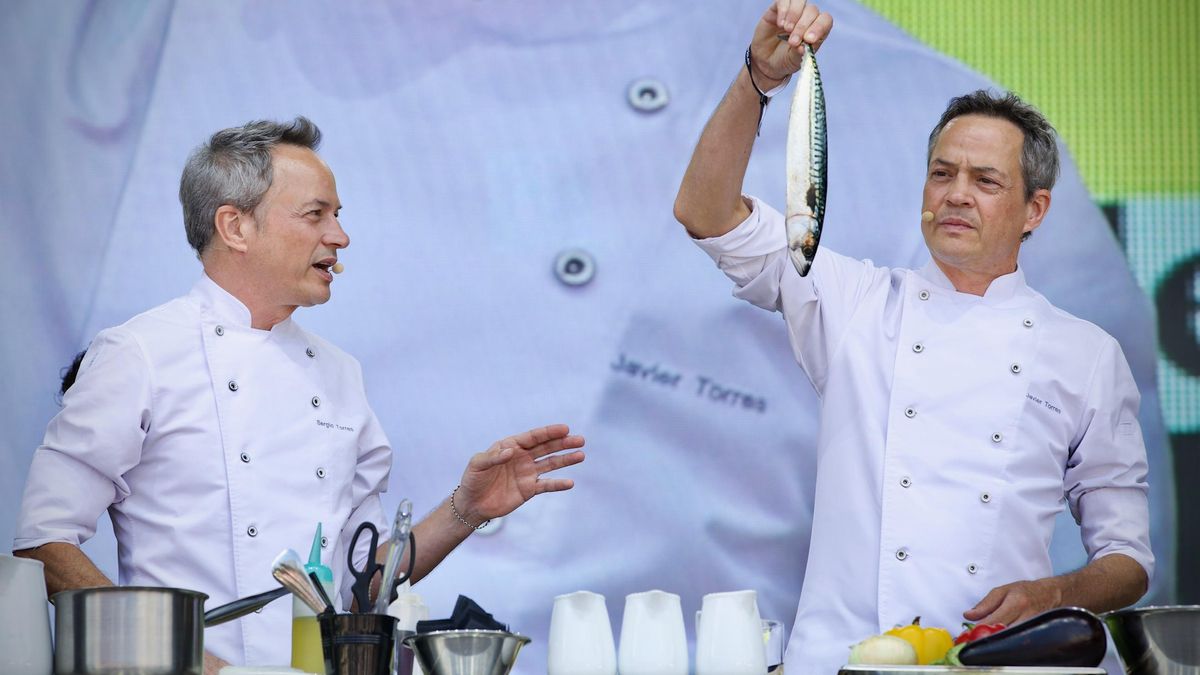 Los Hermanos Torres desplegan sobre el escenario sus artes culinarias.