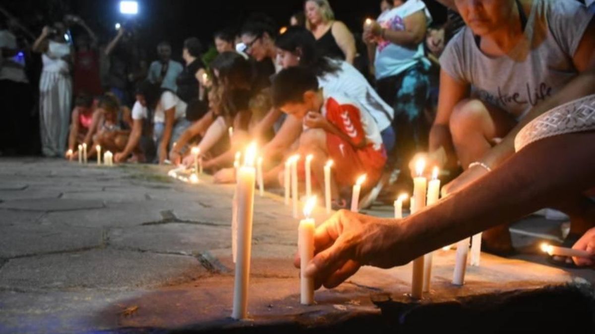 Familiares y amigos despidieron durante la noche al menor asesinado en una escuela de la ciudad de San Cristóbal, en la provincia de Santa Fe.
