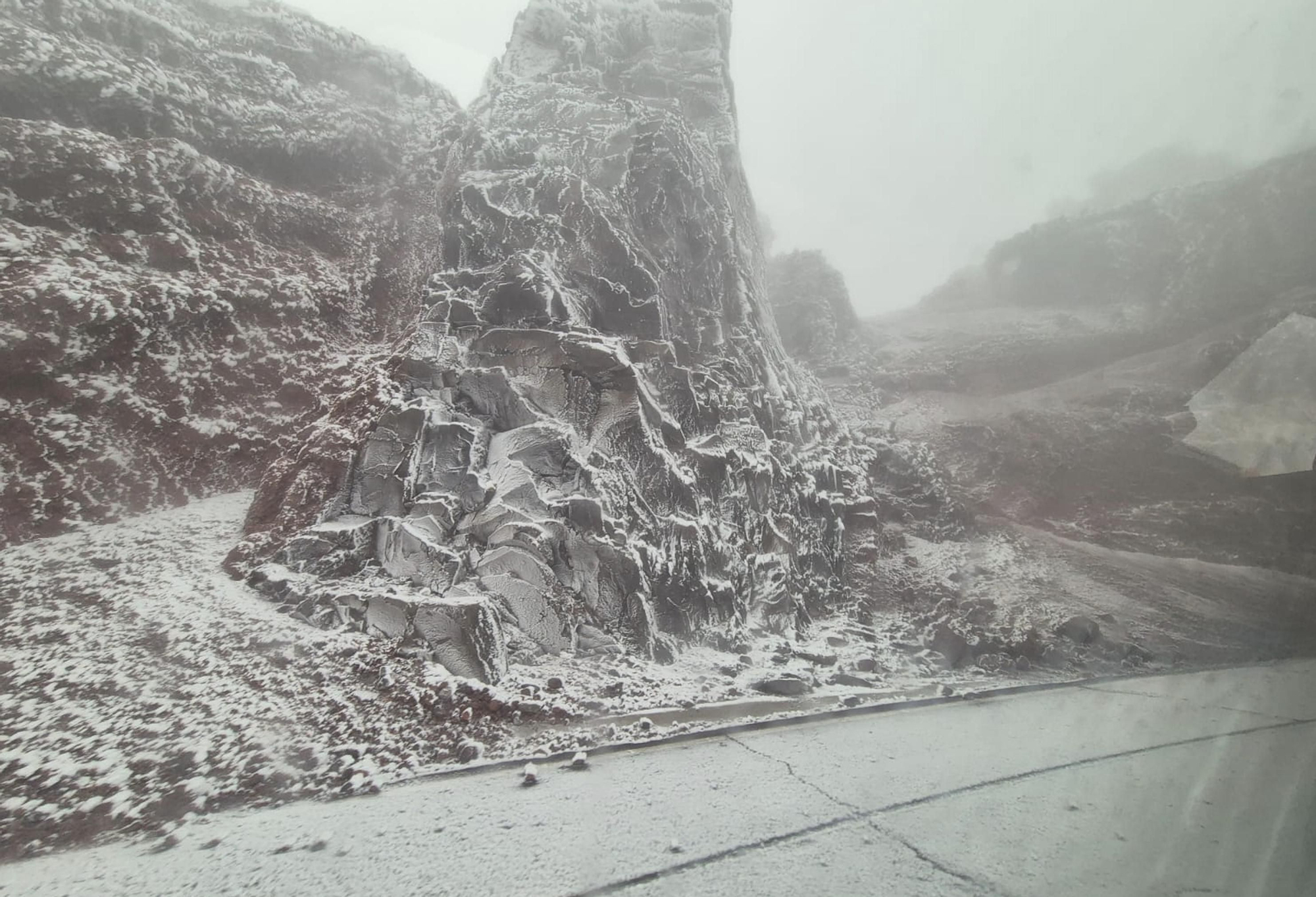 El intenso frío ha congelado las cumbres de La Palma este martes.