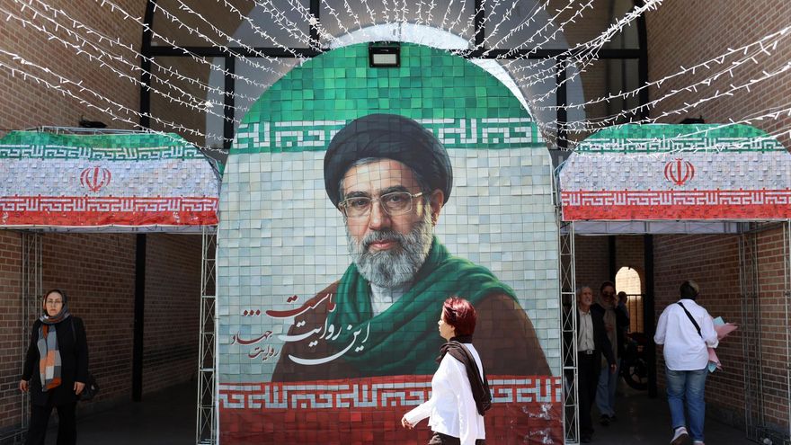 Iraníes caminan junto a una fotografía del líder supremo de Irán, el ayatolá Mojtaba Khamenei, en una calle de Teherán.