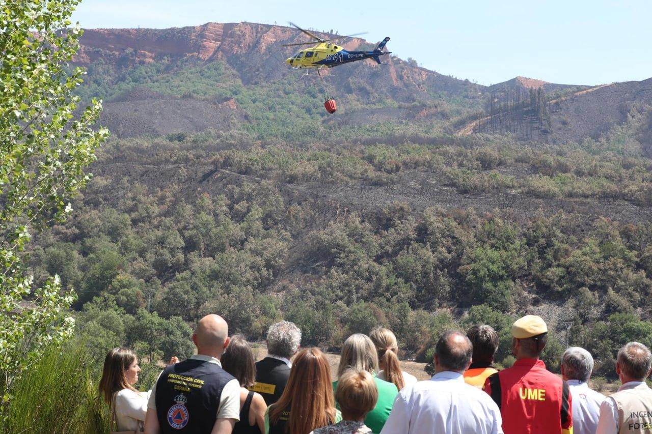 La vicepresidenta de la Junta, la ministra de Transición Ecológica y numerosas autoridades viendo La Leitosa quemada por el incendio de Veguellina, el 1 de agosto.