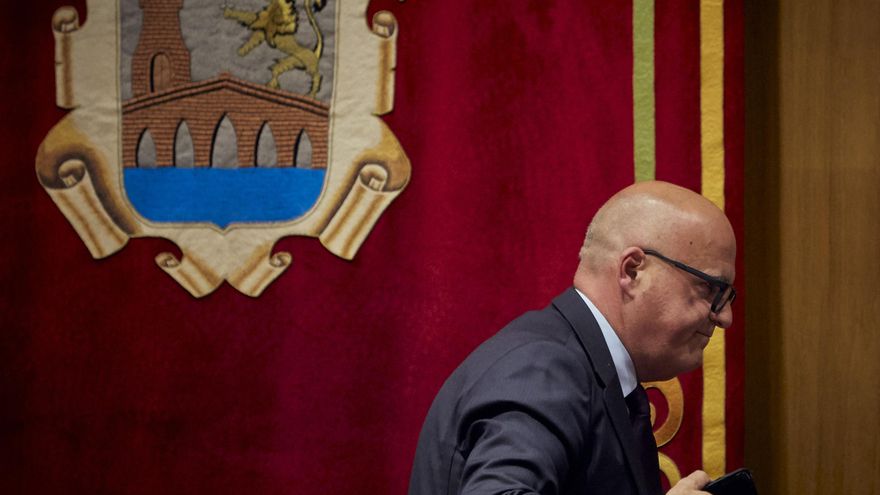 El presidente de la Diputación de Ourense y presidente del PP de Ourense, Manuel Baltar, tras finalizar un pleno ordinario de la Diputación de Ourense, a 28 de abril, en Ourense, Galicia (España). La Diputación de Ourense celebra hoy el pleno ordinario de