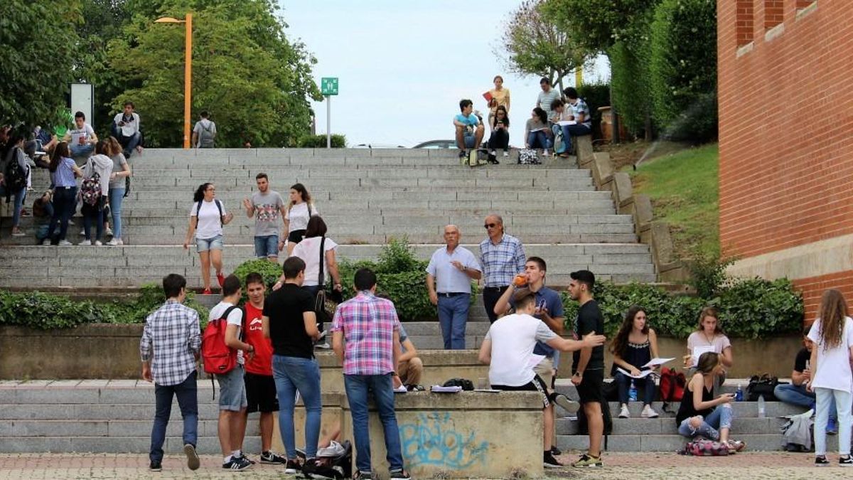 Estudiantes en el campus de Vegazana de la Universidad de León, en una imagen de archivo.
