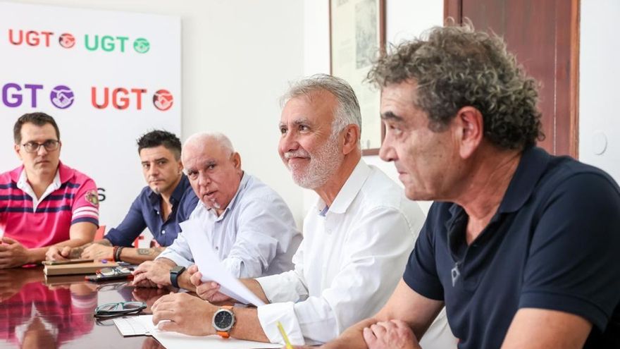 El secretario general del PSOE de Canarias, Ángel Víctor Torres, en un encuentro con sindicatos, UGT y CCOO