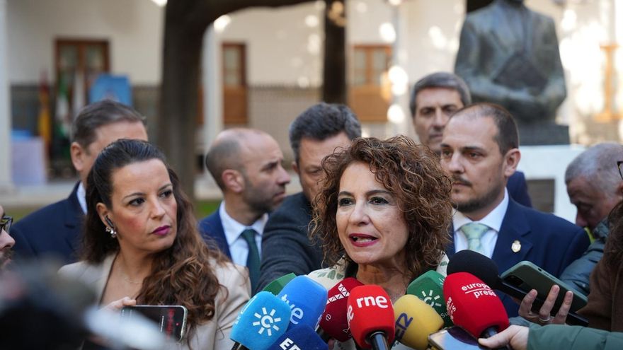 La vicepresidenta primera del Gobierno y secretaria general del PSOE-A, María Jesús Montero, atiende a los medios antes del Pleno institucional en el Parlamento con motivo del 28F