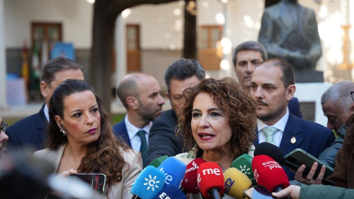 Montero minimiza las encuestas que hunden al PSOE y augura que Andalucía "se levantará" contra Moreno