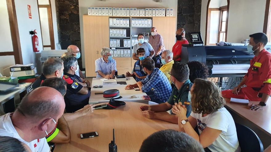 Reunión de coordinación entre administraciones y efectivos contra el incendio en Garafía