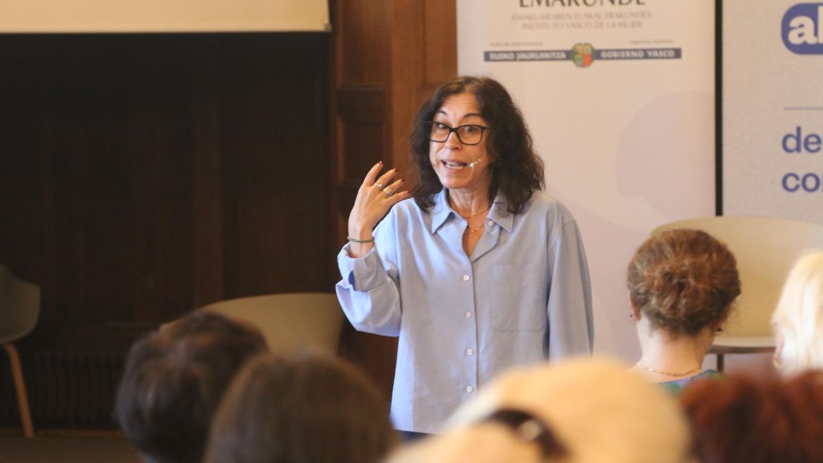 Carmen Ruiz Repullo explicando su intervención ante un público atento