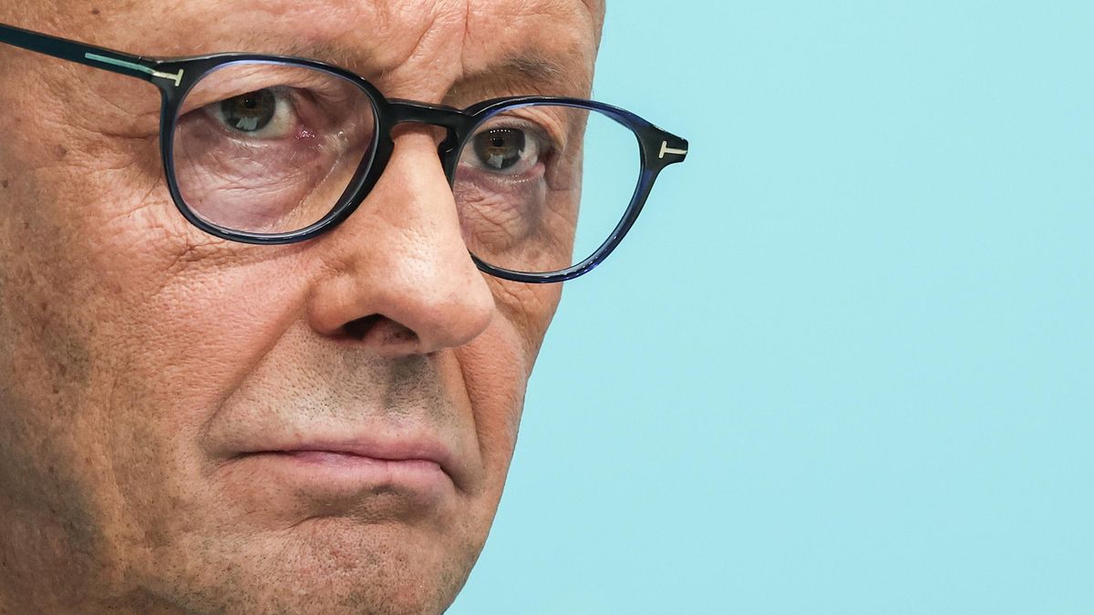 El canciller alemán y líder de la Unión Demócrata Cristiana (CDU), Friedrich Merz, asiste a una rueda de prensa en la sede del partido CDU. EFE/EPA/FILIP SINGER