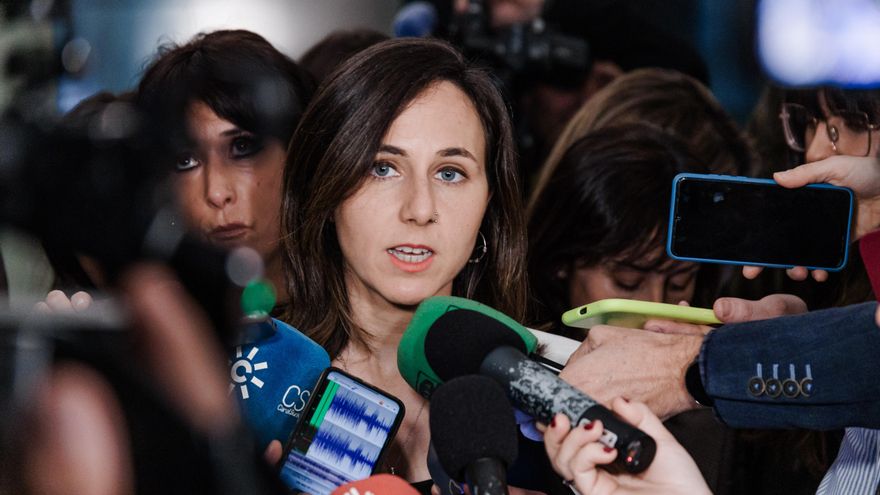 La secretaria general de Podemos, Ione Belarra, atiende a los medios de comunicación, en el Congreso de los Diputados.