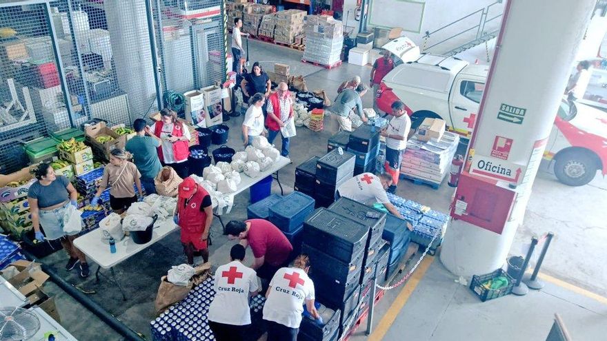 El voluntariado a pleno rendimiento en el Centro Logístico de Emergencias de Cruz Roja Canarias