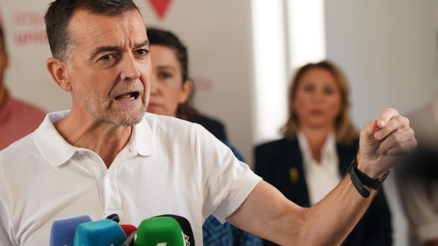El coordinador federal de Izquierda Unida, Antonio Maíllo, este viernes en declaraciones a los medios en Málaga.