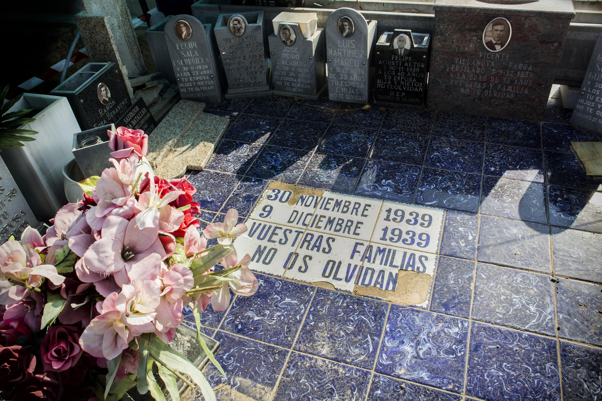 Losetas de recuerdo de los fusilados en el cementerio de Paterna.