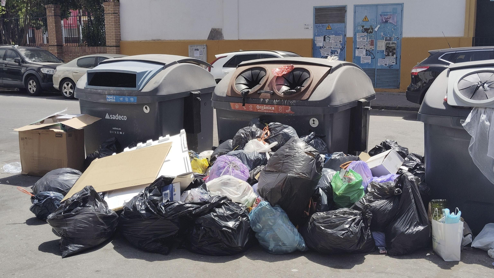 Las quejas e imágenes de la basura sin recoger se multiplican por la ciudad