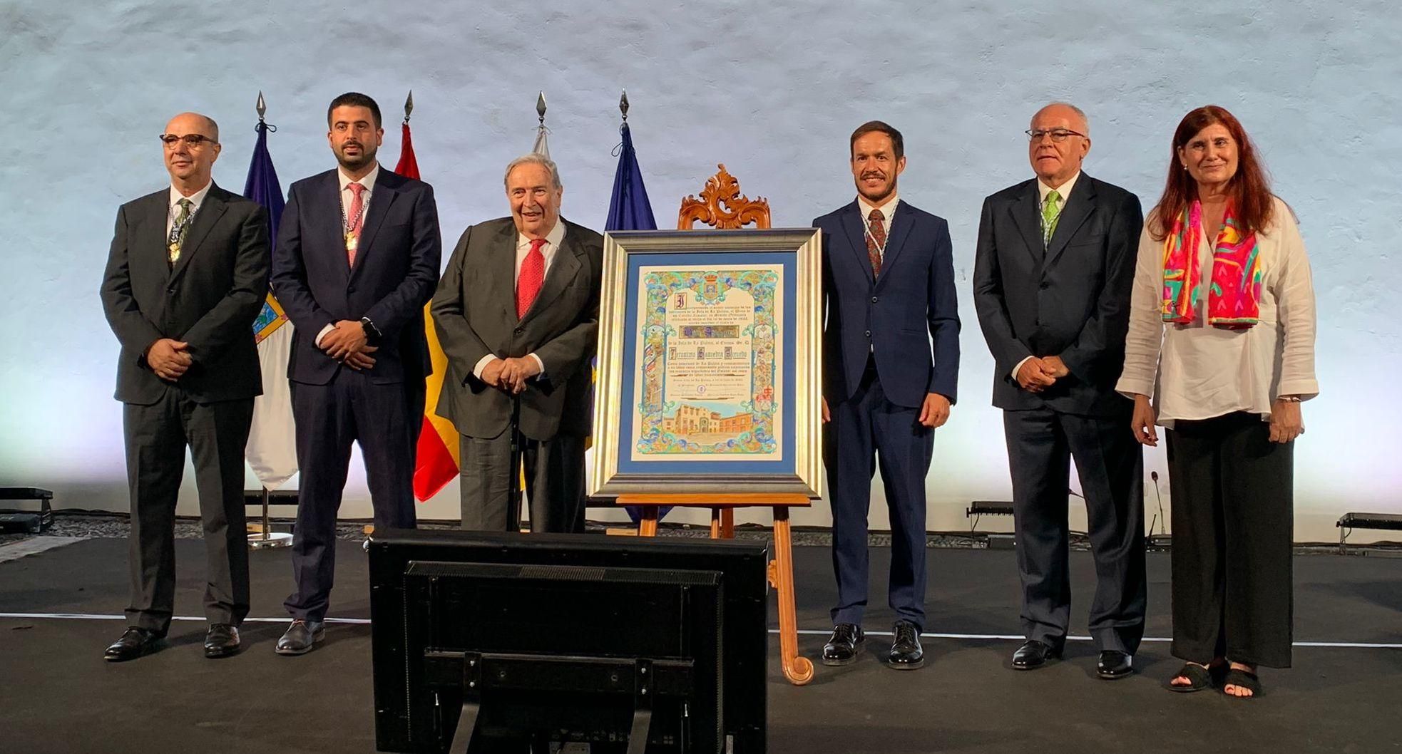 Acto de entrega del título de Hijo Adoptivo de La Palma a Jerónimo Saavedra.