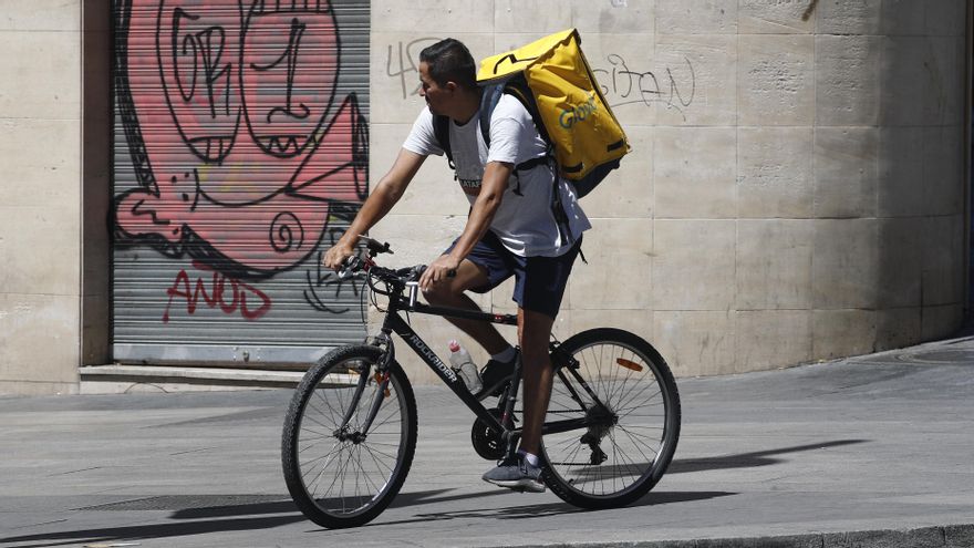 Un 'rider' de Glovo, circula en su bicicleta por una calle de Madrid