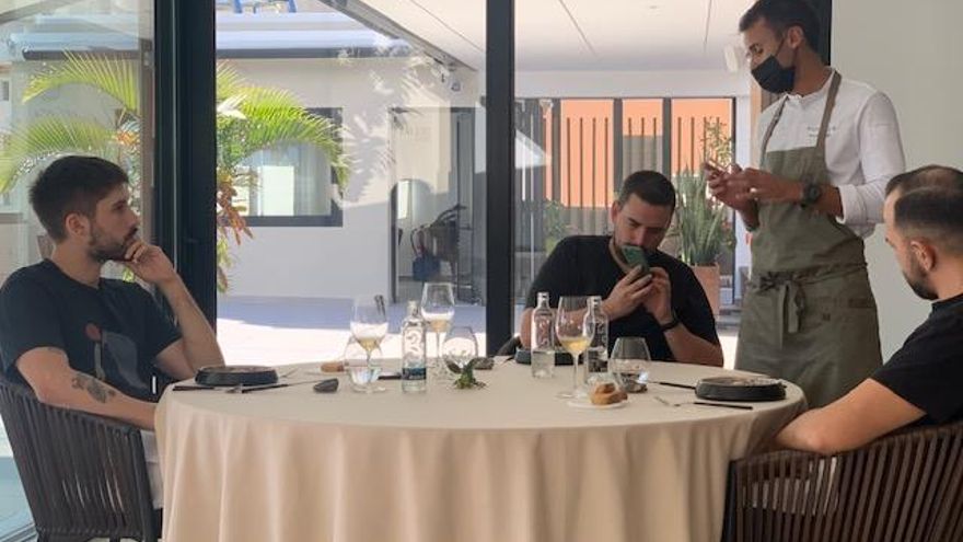 Willy Ramírez, Oscar Dayas y Pedro López con Borja Marrero