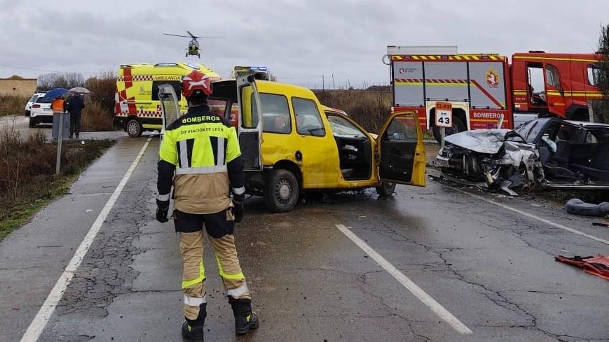 Los graves daños de los dos turismos que colisionaron de frente en la carretera del Páramo.