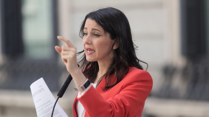 La presidenta de Ciudadanos, Inés Arrimadas, ofrece unas declaraciones a los periodistas en el patio del Congreso de los Diputados.