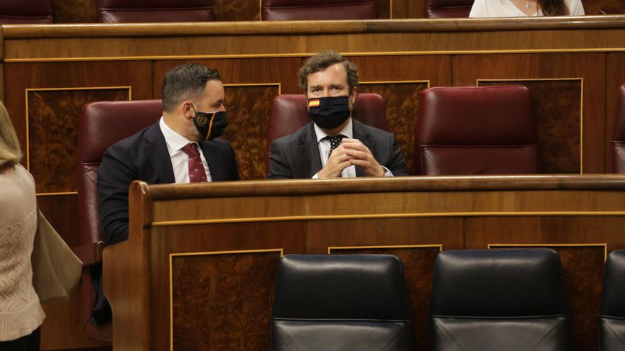El presidente de Vox, Santiago Abascal), habla con  su portavoz en el Congreso, Iván Espinosa de los Monteros