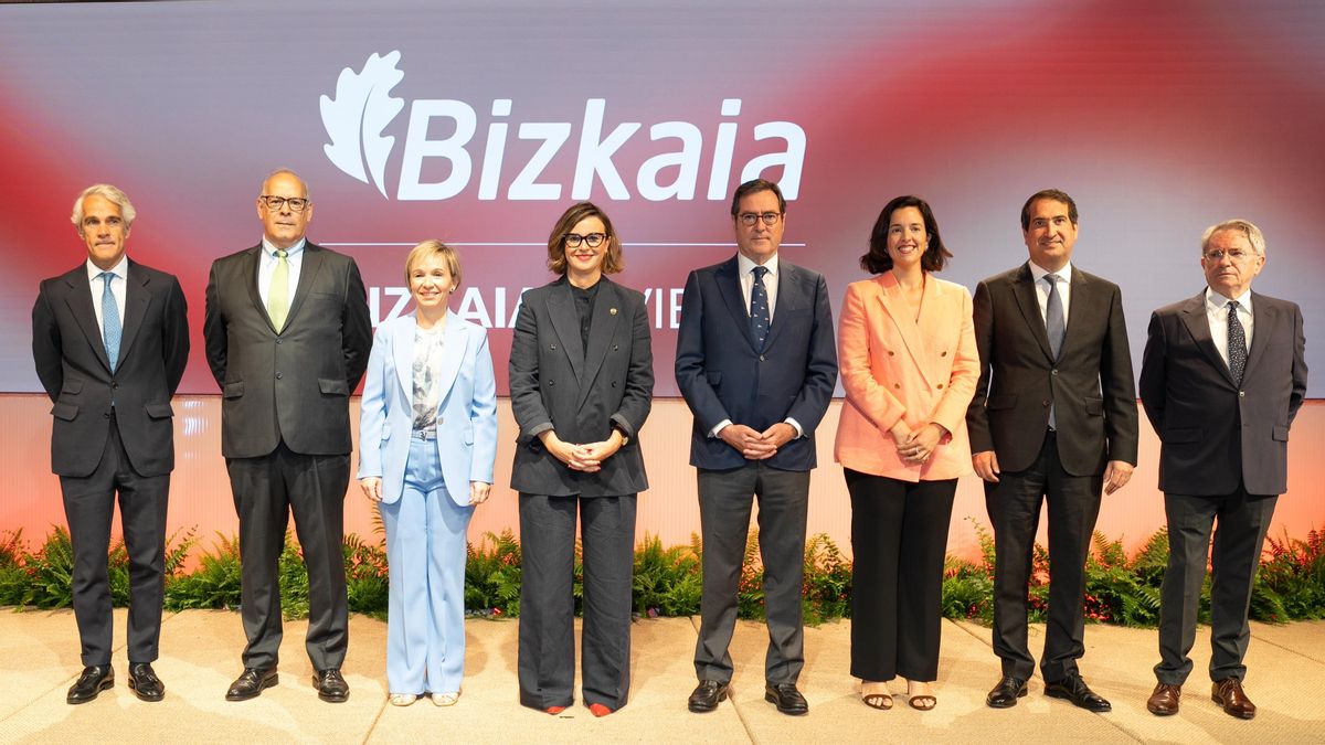 Elixabete Etxanobe y otras representantes de Bizkaia, con dirigentes empresariales en el acto de Madrid.