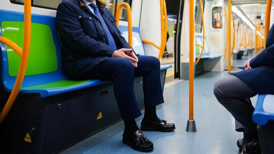 Las horas perdidas del Madrid obrero, que vive en el sur pero trabaja al norte: "El rico paga con dinero y los pobres, con tiempo"