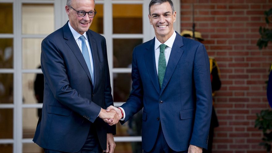 Archivo - El presidente del Gobierno, Pedro Sánchez (d), recibe al canciller de la República Federal de Alemania, Friedrich Merz (i), en el Palacio de la Moncloa