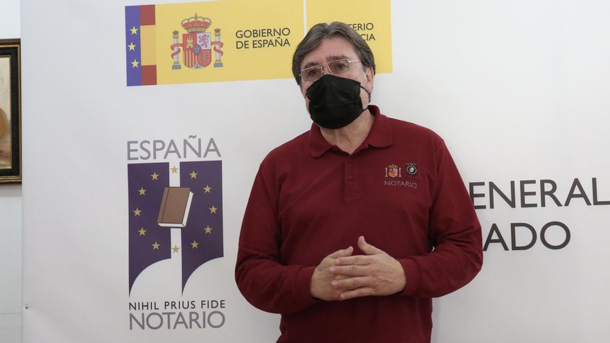 Alfonso Cavallé, decano del Colegio de Notarios de Canarias que atiende a afectados en la oficina de Los Llanos de Aridane.