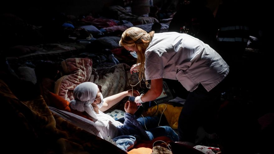 La situación crítica de medio millar de migrantes sin papeles en huelga de hambre y sed pone en jaque al Gobierno belga