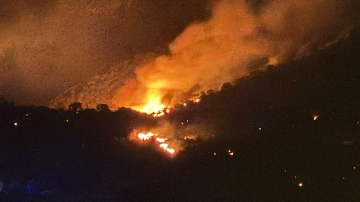 Imagen nocturna del fuego.