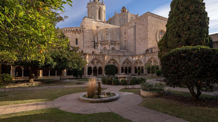 La catedral románica de Catalunya con uno de los claustros medievales más originales de Europa