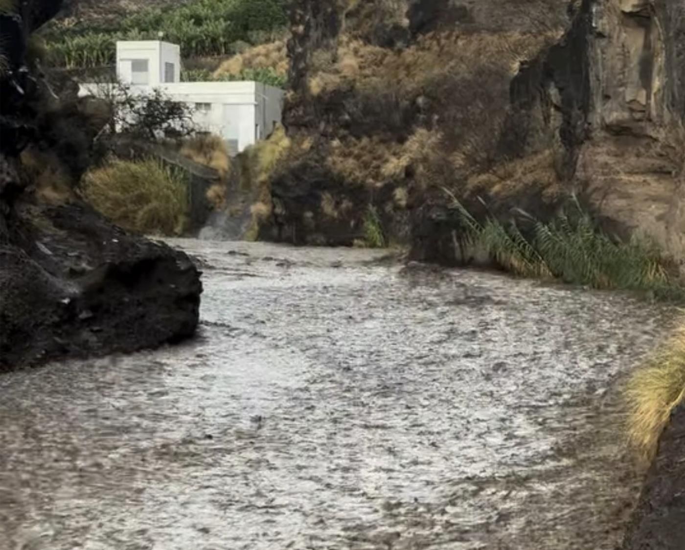 Barranco de Las Angustias, este miércoles, con abundante caudal.