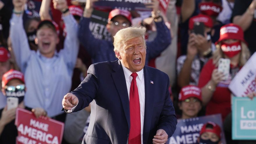 El presidente de Estados Unidos, Donald Trump, habla en un mitin en octubre de 2020