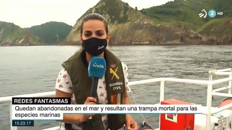 EH Bildu pide explicaciones en el Parlamento sobre la periodista que informó en la televisión pública con un chaleco de la Guardia Civil