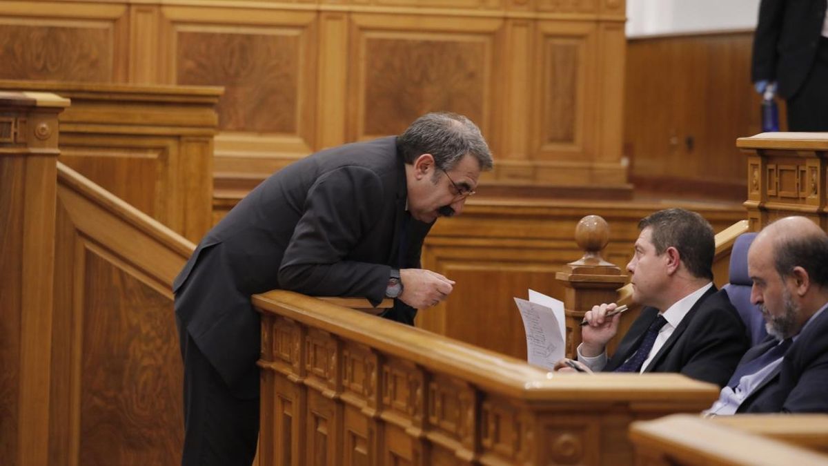 El consejero de Sanidad, de pie, junto a García-Page en las Cortes de Castilla-La Mancha