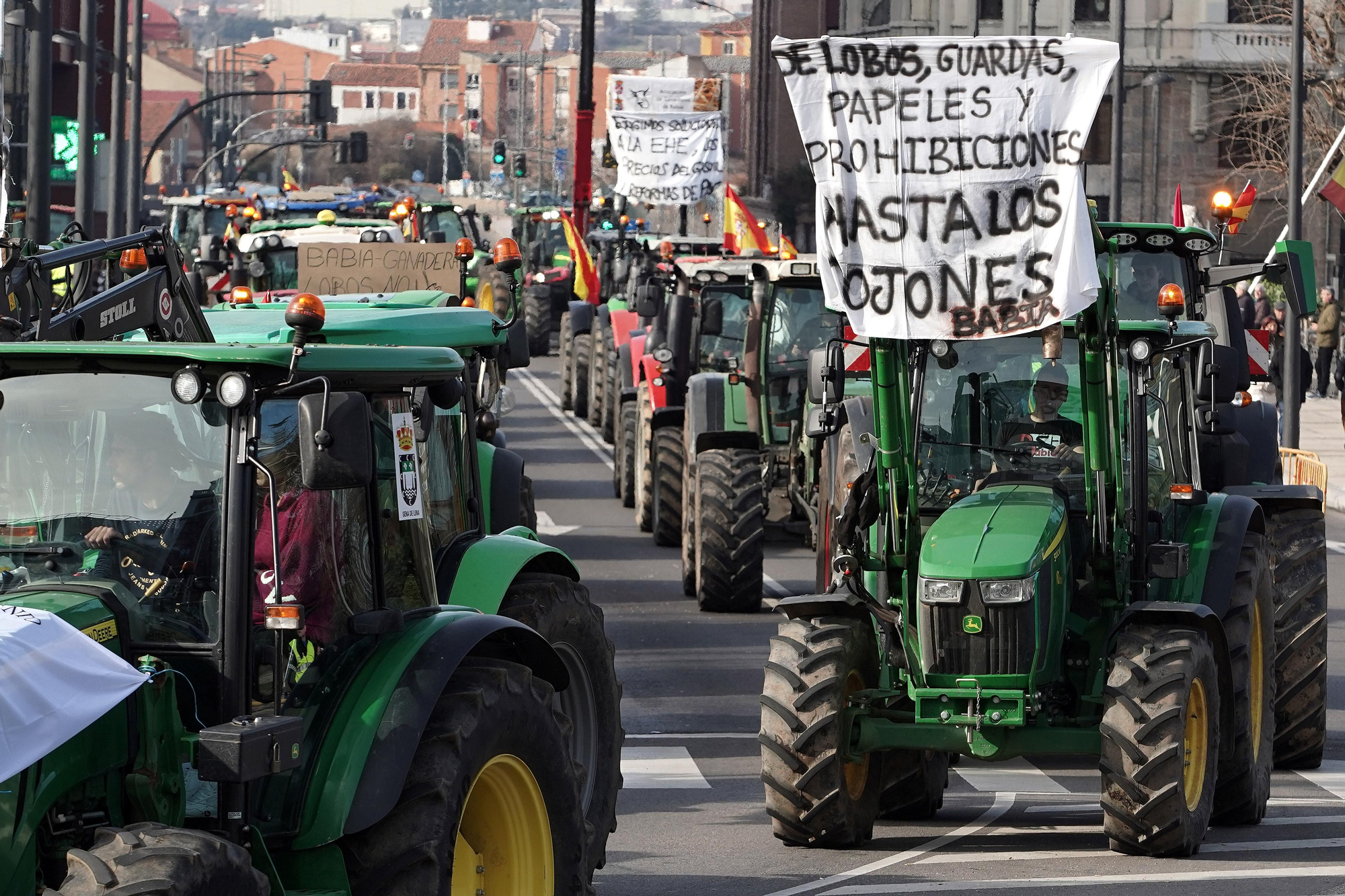 Algunos de los cientos de tractores que colapsaron León en la protesta de hoy.