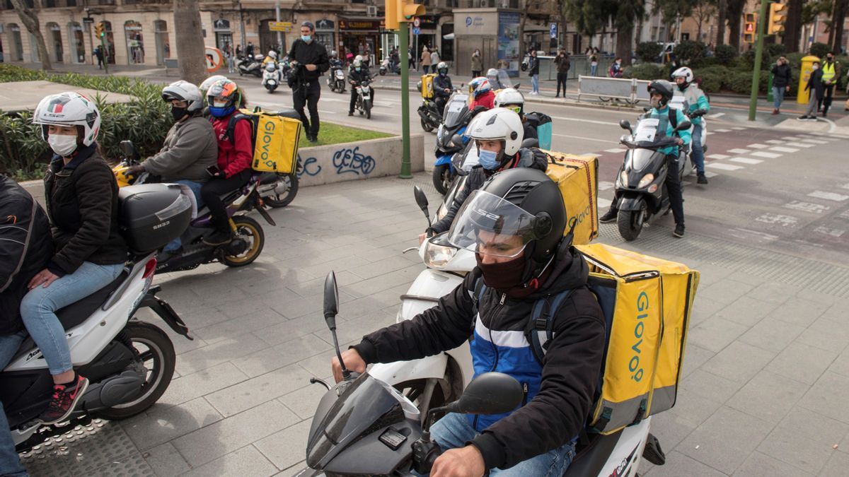Imagen de archivo de una manifestación convocada por Repartidores Unidos y APRA (Asociación Profesional de Riders autónomos) por las calles de Palma. 