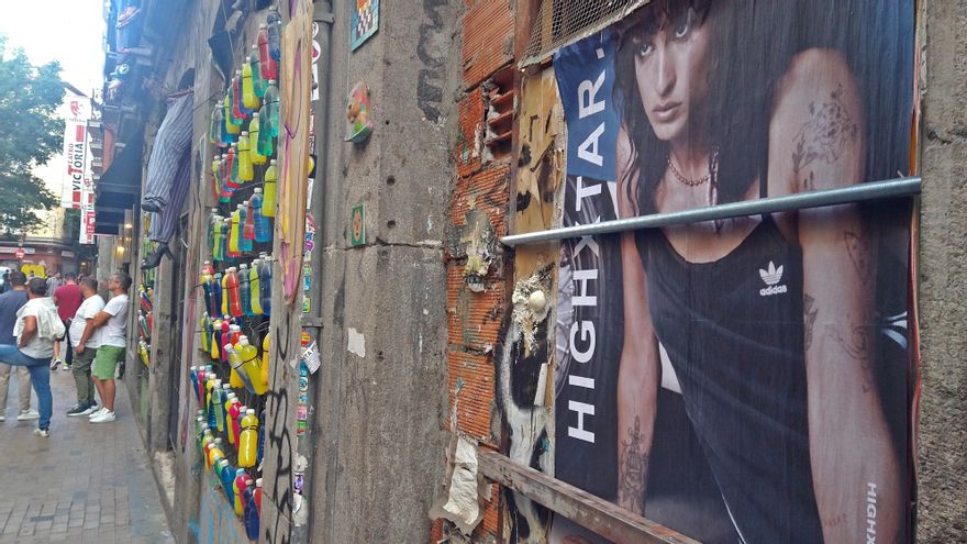 Puerta de entrada a Pez 21, con barras metálicas soldadas para impedir la entrada