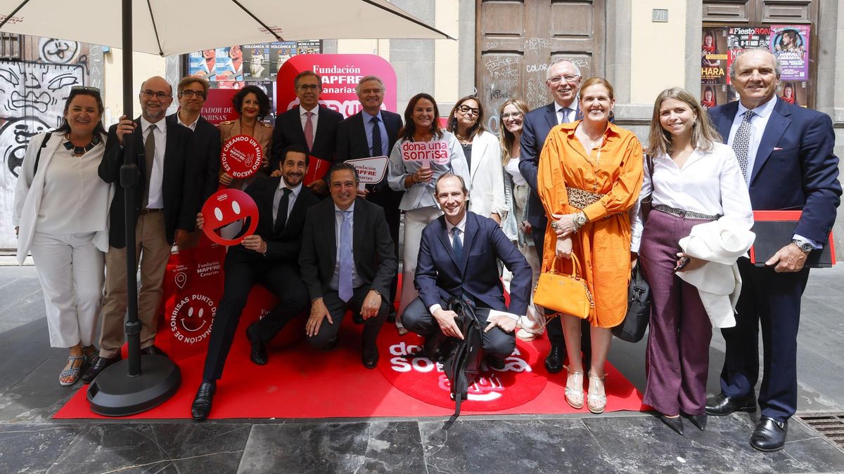 El presidente de Fundación Mapfre Canarias, Ignacio Baeza (i), la directora de la Fundación Mapfre Canarias, Esther Martel (i) ; el director general de ecca.edu, José María Segura Salvador (3i); y representantes de ambas instituciones, participando en la campaña solidaria.